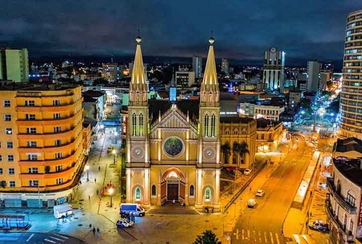 Para celebrar a padroeira da cidade, Nossa Senhora da Luz, Curitiba abriga a A Catedral Basílica Nossa Senhora da Luz dos Pinhais é um marco importante em Curitiba. A catedral é um local significativo para os fiéis e para os admiradores de arquitetura sacra e história religiosa.