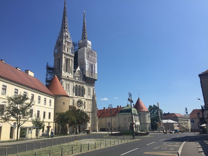 Catedral de Zagreb - A igreja em estilo gótico é a segunda construção mais alta do país e é dedicada à Virgem Maria e aos reis São Estêvão e São Ladislau. Ela precisou de reparos após um terremoto em 2020.  Reprodução: Flipar