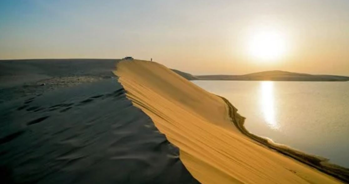 Em 2022, por causa da Copa do Mundo no Qatar, o Deserto de Khor Al Abaid tornou-se um dos assuntos que atraíram a curiosidade. Fica a apenas 60 km da capital Doha e, por isso, acabou sendo visitado por muitos turistas. Reprodução: Flipar