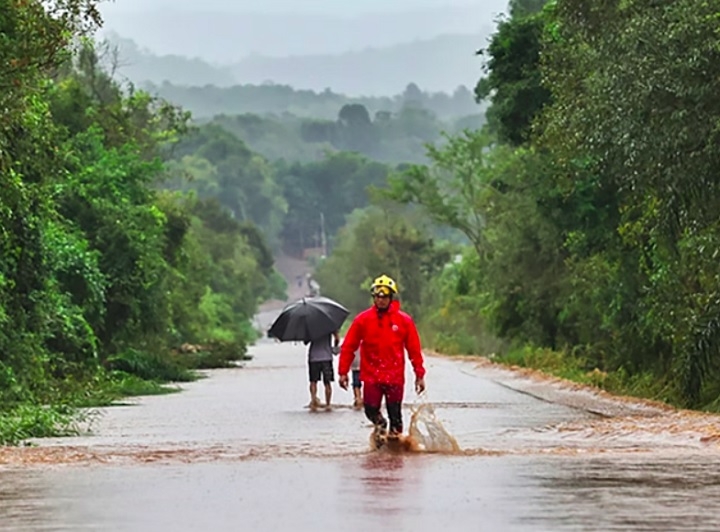 A situação tem levado muitas pessoas a deixarem a cidade em busca de lugares menos afetados pelas chuvas, como as cidades litorâneas. Reprodução: Flipar