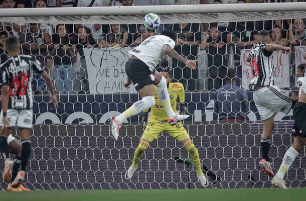 14º Corinthians - 41 pontos - Zero chance de título, 0,004% chance de Libertadores, 7,5% risco de rebaixamento