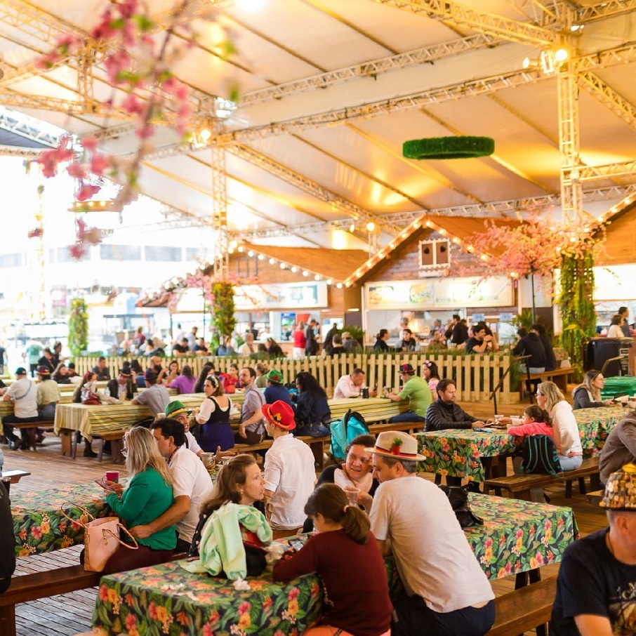 Praça de alimentação na Oktoberfest Blumenau, em Santa Catarina. Foto: Reprodução/Instagram 26.05.2023