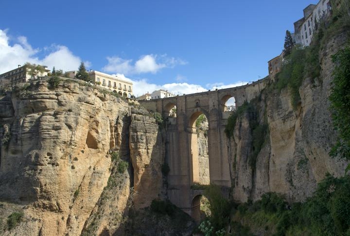 10) Ronda, Espanha: A cidade se desenvolveu em cima de uma grande rocha, proporcionando uma aparência singular e encantadora, com casas construídas à beira de um penhasco próximo ao rio Tejo. Reprodução: Flipar