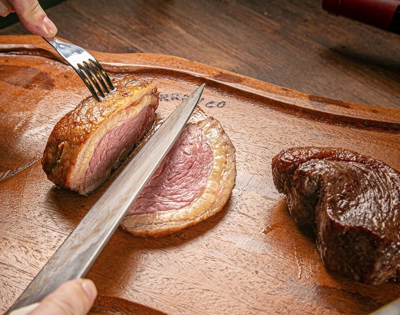 As carnes têm gordura para deixar o churrasco bem puxado no sabor. Reprodução: Flipar