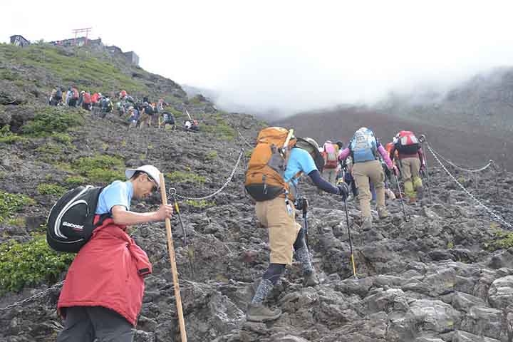 É um dos símbolos mais conhecidos do Japão, sendo frequentemente retratado em obras de arte e fotografias e recebendo muitas visitas de alpinistas turistas. Reprodução: Flipar