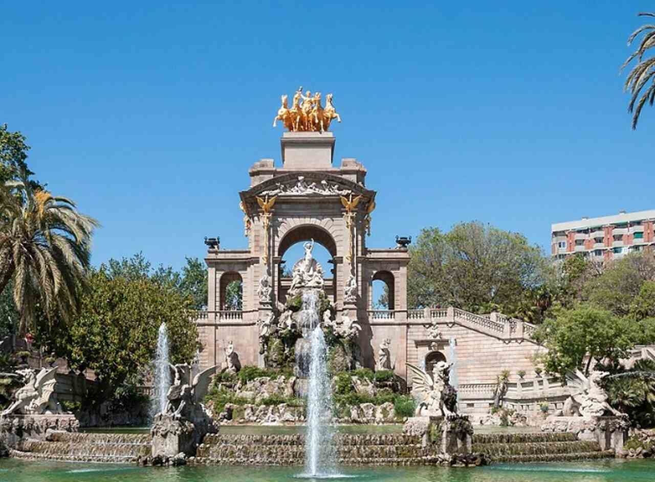 Parc de la Ciutadella - Criado no século XIX, o Parc de la Ciutadella é um dos principais parques de Barcelona. Abriga o Parlamento da Catalunha, o Zoológico de Barcelona e o famoso lago com uma impressionante fonte desenhada por Josep Fontserè e assistida por Gaudí. Reprodução: Flipar