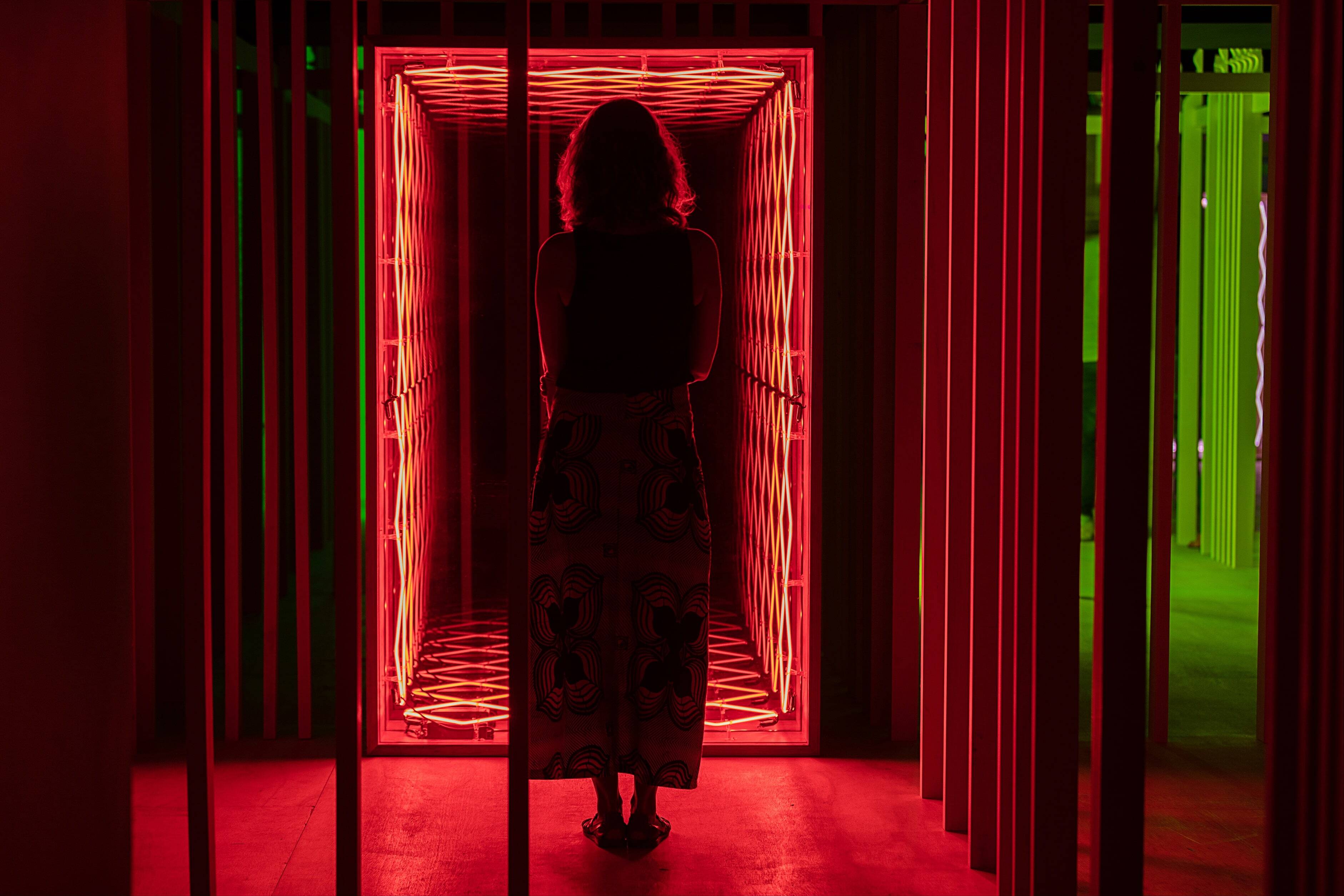 Obras de Iván Navarro cria experiência sensorial entre labirintos de luzes e espelhos. Foto: Carol Quintanilha