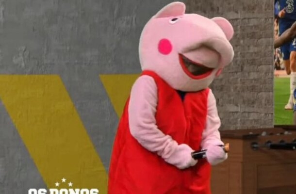 Ele repetiu a dose em 2022, mas desssa vez foi além: se fantasiou todo de Peppa Pig após a eliminação do Palmeiras no Mundial de Clubes. Reprodução Band