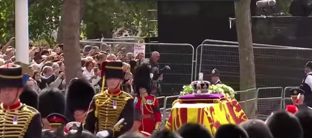 O caixão de Elizabeth II em cortejo. Foto: Reprodução CNN - 14.08.2022