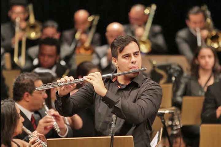 Flauta: Tubo cilíndrico de sopro sem palheta, com som claro e ágil. A flauta transversal moderna foi aperfeiçoada no século XIX por Theobald Boehm na Alemanha. Executa melodias brilhantes e ornamentações rápidas na orquestra.
 Reprodução: Flipar
