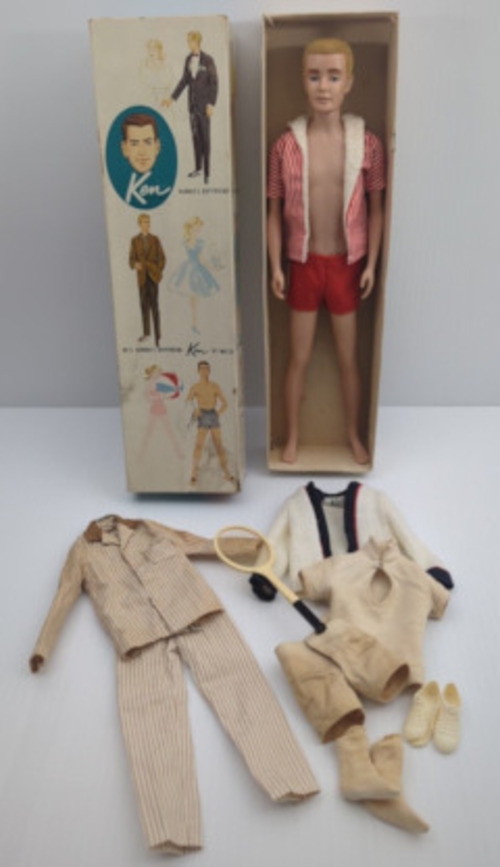 Kenneth Sean Carson também conhecido como Ken é um boneco fabricado pela empresa Mattel, e introduzido em 11 de março do ano 1961 como o namorado da boneca Barbie.  Reprodução: Flipar