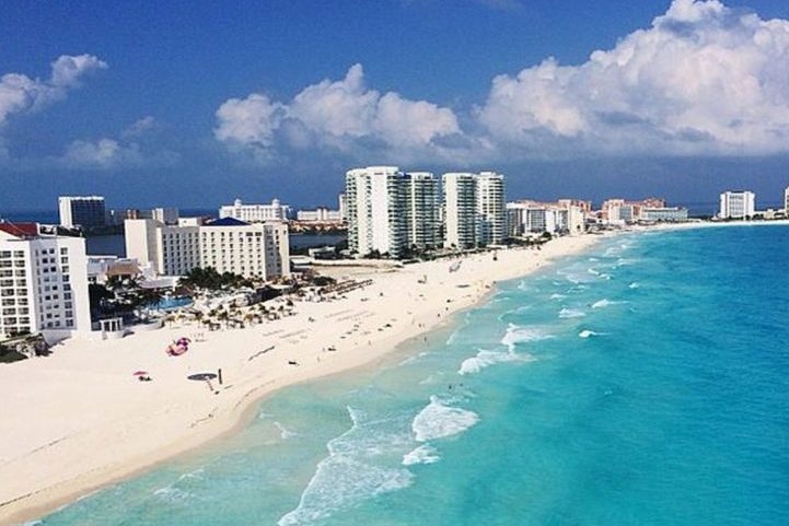 O desenvolvimento de Cancún foi impulsionado pelo governo mexicano, buscando aliviar a saturação de Acapulco. Hoje, o lugar é um dos destinos turísticos mais populares do mundo, recebendo milhões de visitantes todos os anos. Reprodução: Flipar