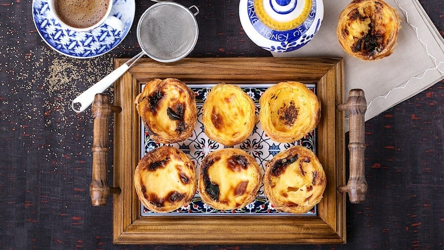 2º - Pastel de Belém (Portugal): É um tradicional pastel de nata português e antecessor do famoso pastel de nata. As tortas são feitas com uma casca de massa recheada com uma combinação de leite, ovos, açúcar, limão e canela. A primeira receita de pastel de Belém remonta a 1837, altura em que foi produzido pelos monges do mosteiro dos Jerónimos. Reprodução: Flipar