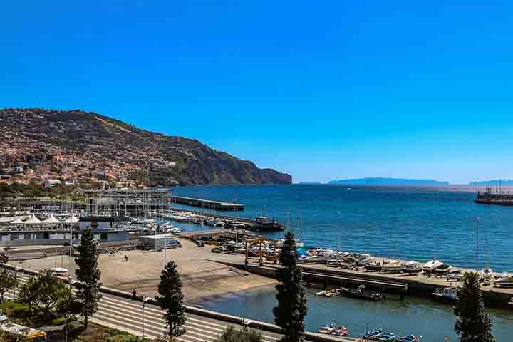 O Parque Santa Catarina, em Funchal, é um local perfeito para quem quer desfrutar de um ambiente tranquilo e apreciar vistas panorâmicas da cidade e do mar.  Reprodução: Flipar