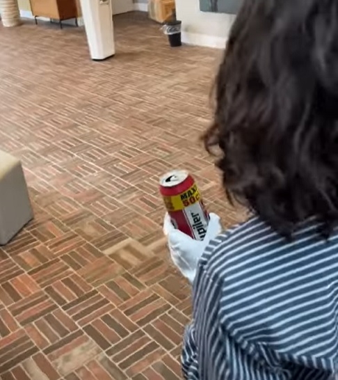 “Para o artista, as latas simbolizam memórias queridas compartilhadas com amigos queridos”, complementou a mensagem do museu. Reprodução: Flipar