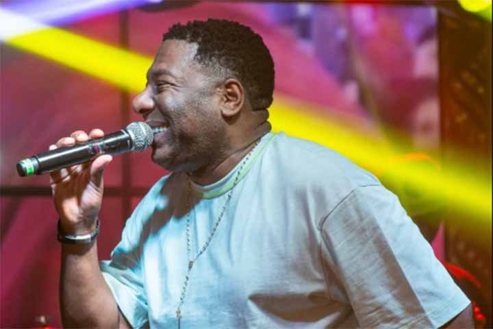 Como vocalista, ajudou a emplacar sucessos como “Cohab City” e “Tanajura” e contribuiu para a projeção nacional do conjunto na década de 1990. 
 Reprodução: Flipar