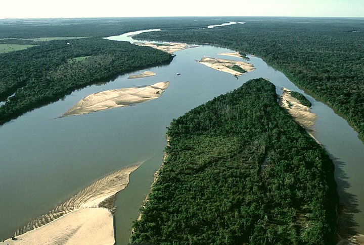 7º - Rio Araguaia – É um curso de água que tem sua nascente na Serra do Caiapó, na cidade de Mineiros, perto do Parque Nacional das Emas, em Goiás. Também passa por Mato Grosso, Pará e Tocantins. São 2.627 km de comprimento.  Reprodução: Flipar