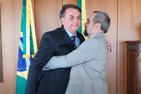 Weintraub pediu um abraço de Bolsonaro ao anunciar saída do MEC. Foto: Reprodução/Youtube