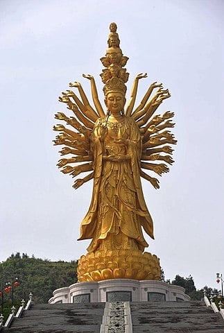 Guishan Guanyin (China) - 99m - Fica em Weishan. Inaugurada em 2009. Também chamada de Guanyin de Mil Mãos e Mil Olhos.  Reprodução: Flipar