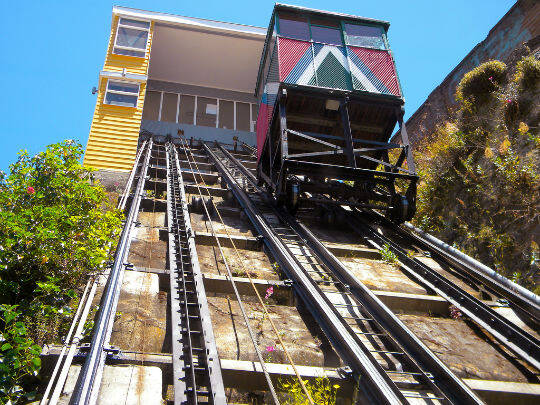 Para chegar a Cerro Barón, o turista deve pegar o elevador Polanco. Foto: Reprodução/Like Chile