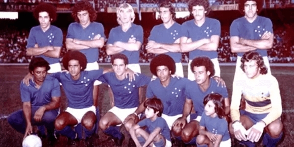 1976 - Cruzeiro x River Plate - O clube mineiro ergueu pela primeira vez o cobiçado troféu ao fazer 3 a 2 no jogo desempate, ocorrido no Estádio Nacional, em Santiago, no Chile. Os gols da Raposa foram de Nelinho, Eduardo e Joãozinho. - Foto: Reprodução/site oficial do Cruzeiro