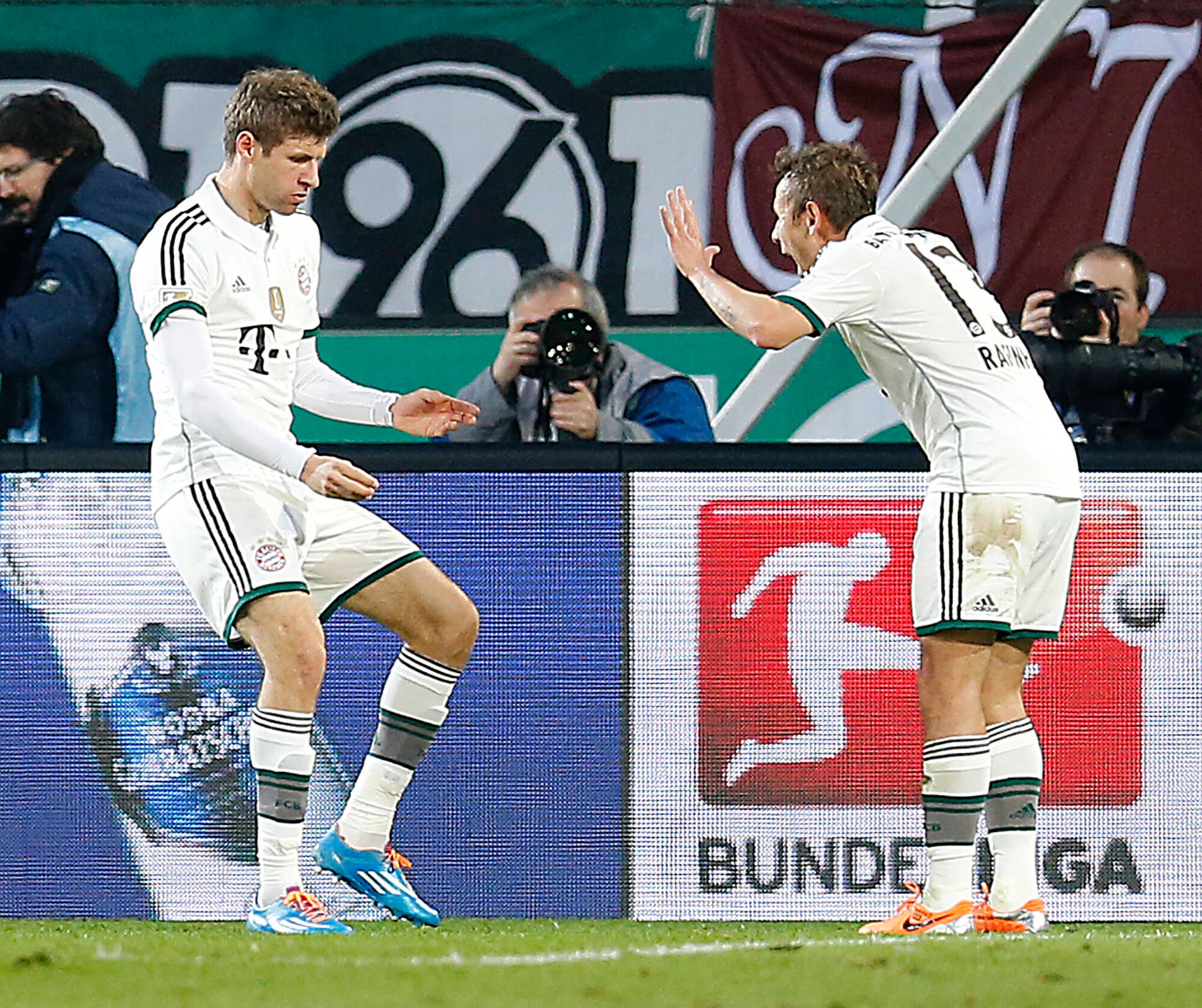 Com dancinha, Muller e Rafinha comemoram gol do Bayern diante do Hannover Frank Augstein/AP