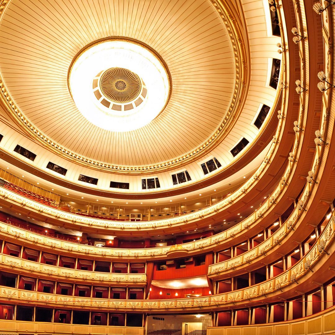 Interior da Ópera Estatal de Viena, na Áustria.. Foto: Reprodução/Instagram @visitaustria.es 28.10.2022