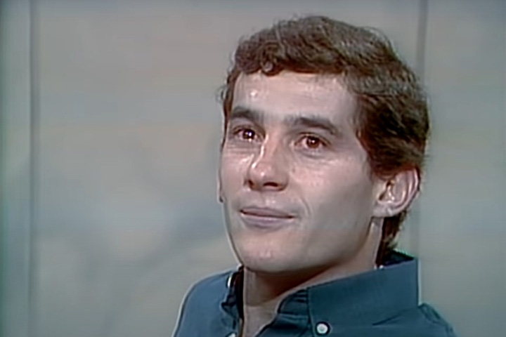 Senna levava a sério também seu compromisso com causas sociais, que o fizeram transcender as barreiras do esporte e da cultura. Reprodução: Flipar