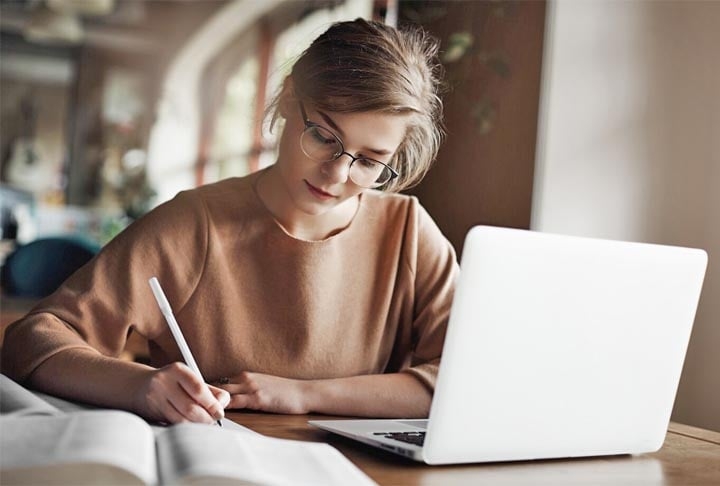 Para Thaynara, o formato de estudos que mais funcionou foi das vídeoaulas. Mas ela reforça que essa questão é uma escolha pessoal, cada um precisa saber como é melhor para concentração.