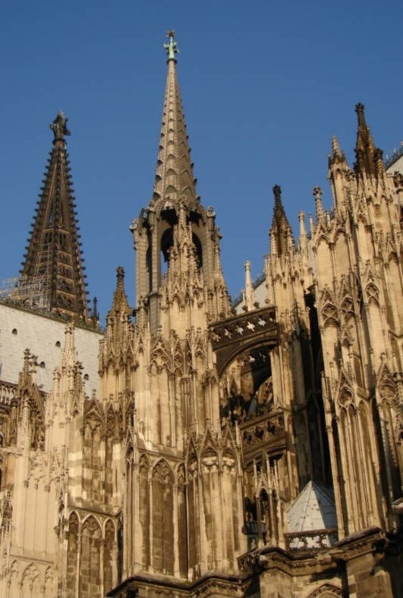 Catedral de Colônia: Fica na cidade de Colônia, na Alemanha. Começou a ser construída em 1248 e demorou mais de 600 anos até concluir suas obras. Reprodução: Flipar