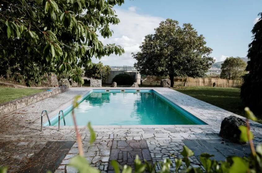 Castelo conta com generosa piscina . Foto: Airbnb/reprodução