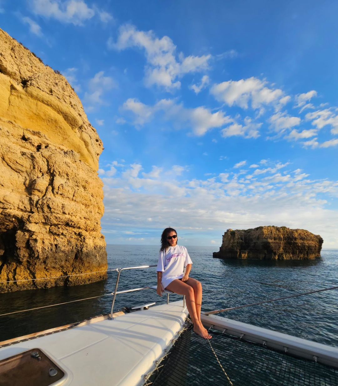 A atriz aproveitou uma saída de barco pela praia Reprodução/Instagram