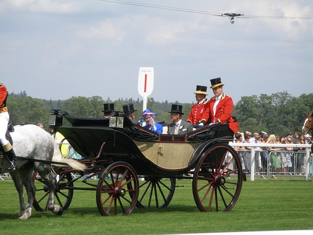 Durante o Royal Ascot, tradicional corrida de cavalos de mais de 300 anos, as mulheres têm que usar chapéus com 4 polegadas de base e os homens devem botar cartola preta ou cinza.
 Reprodução: Flipar