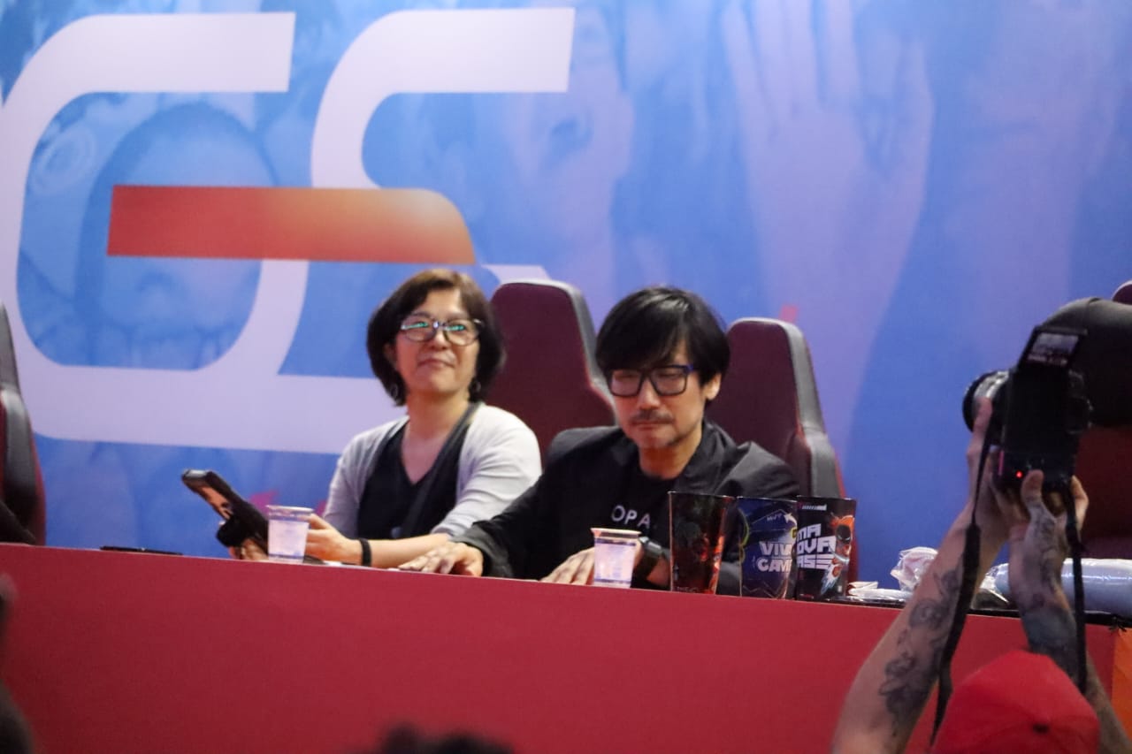 Kojima avalia cosplays na BGS 2025. Foto: Pedro H. Lopes Portal iG