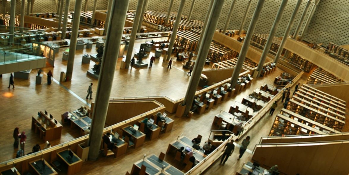 Com uma arquitetura espetacular, assinada pelo norueguês Snøhetta, a biblioteca levou 7 anos para ser concluída e mantém a maior coleção de livros na África e a maior coleção de livros em francês no mundo árabe.