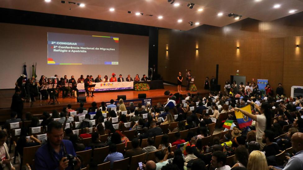 2ª Comigrar discute direitos de migrantes e refugiados: A 2ª Conferência Nacional de Migrações, Refúgio e Apatridia (Comigrar), realizada entre 8 e 10 de novembro em Brasília, reuniu especialistas e representantes de diversas entidades para discutir a inclusão e os direitos de migrantes, refugiados e apátridas no Brasil. O evento teve o apoio da OIM. Foto: Divulgação