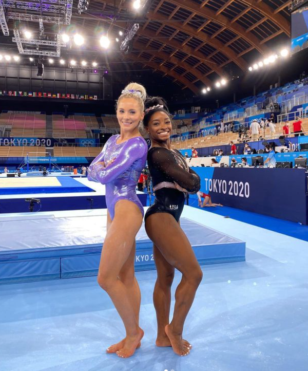 Mykayla Skinner e Simone Biles Reprodução