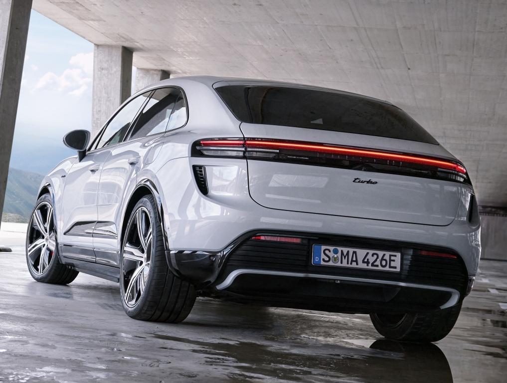 Traseira do Macan EV traz elementos de outros Porsche e se destaca pelo caimento do teto Divulgação