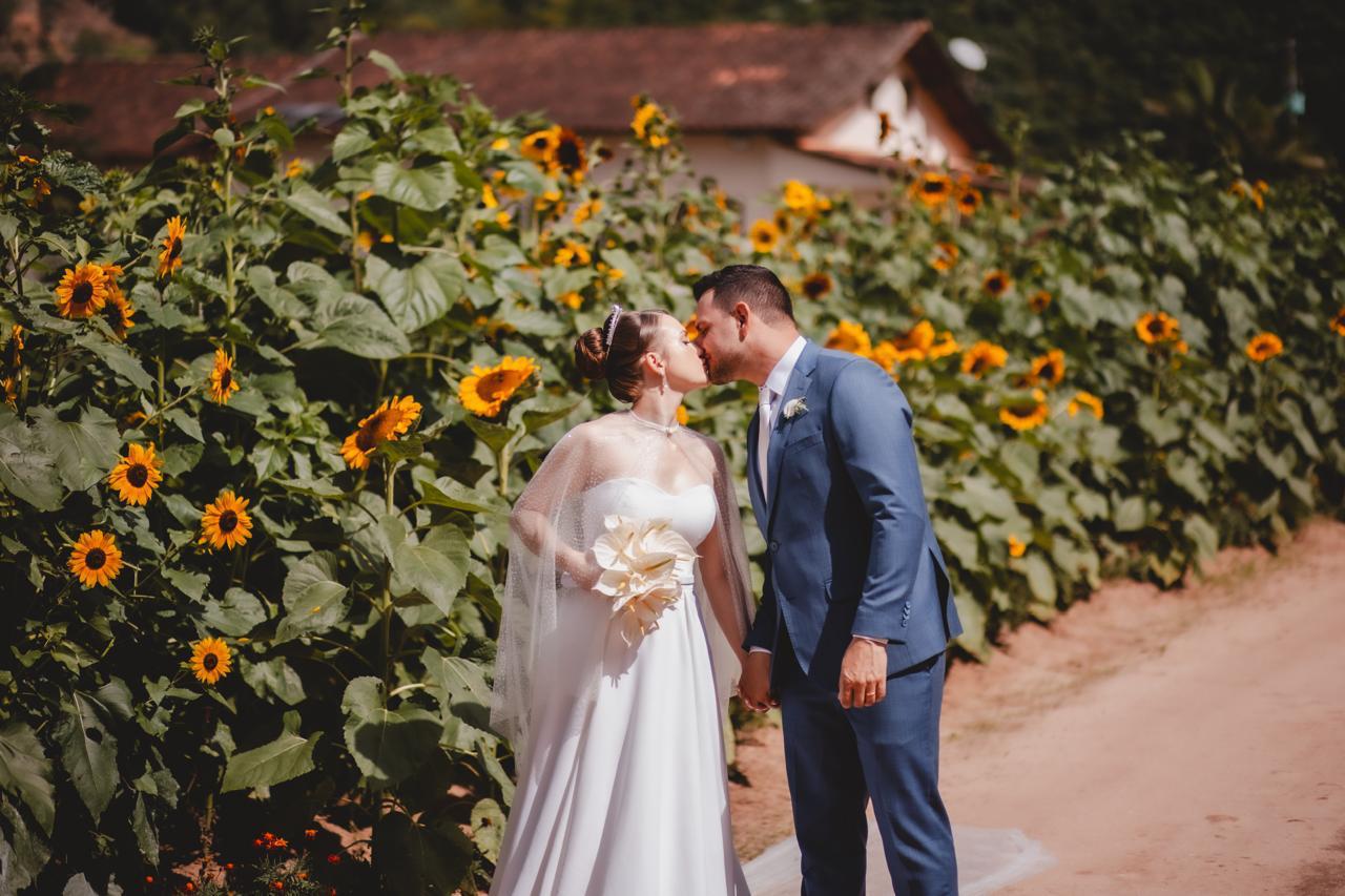 Casal planta girassóis para o próprio casamento. Foto: Arquivo pessoal