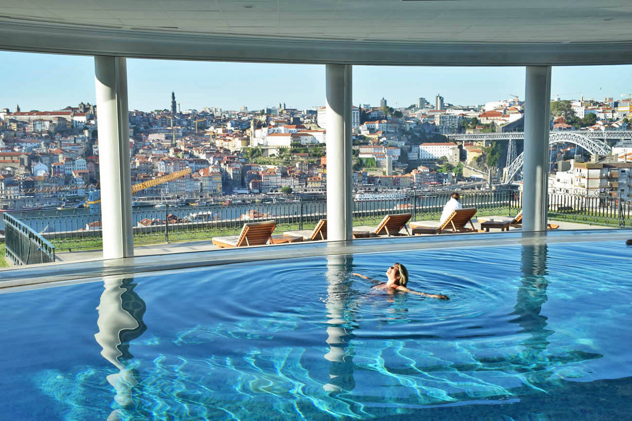 Vista da piscina interna, onde a temperatura chega a 29ºC. Foto: Divulgação/The Yeatman Hotel