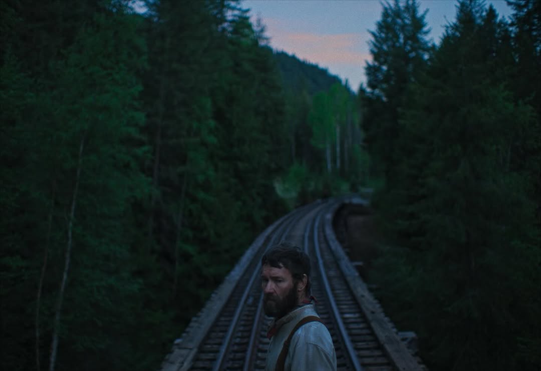 Imagem do filme "Sonhos de Trem".. Foto: Reprodução/Netflix/Instagram/Adolpho Veloso