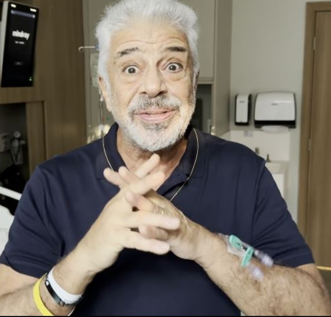 Lulu Santos teve alta do hospital onde passou 3 dias internado para se tratar de influenza. Ele se arrependeu de não ter tomado a vacina contra a gripe e decidiu gravar um vídeo- ainda  com equipamento de soro no braço- para incentivar a vacinação. Reprodução: Flipar