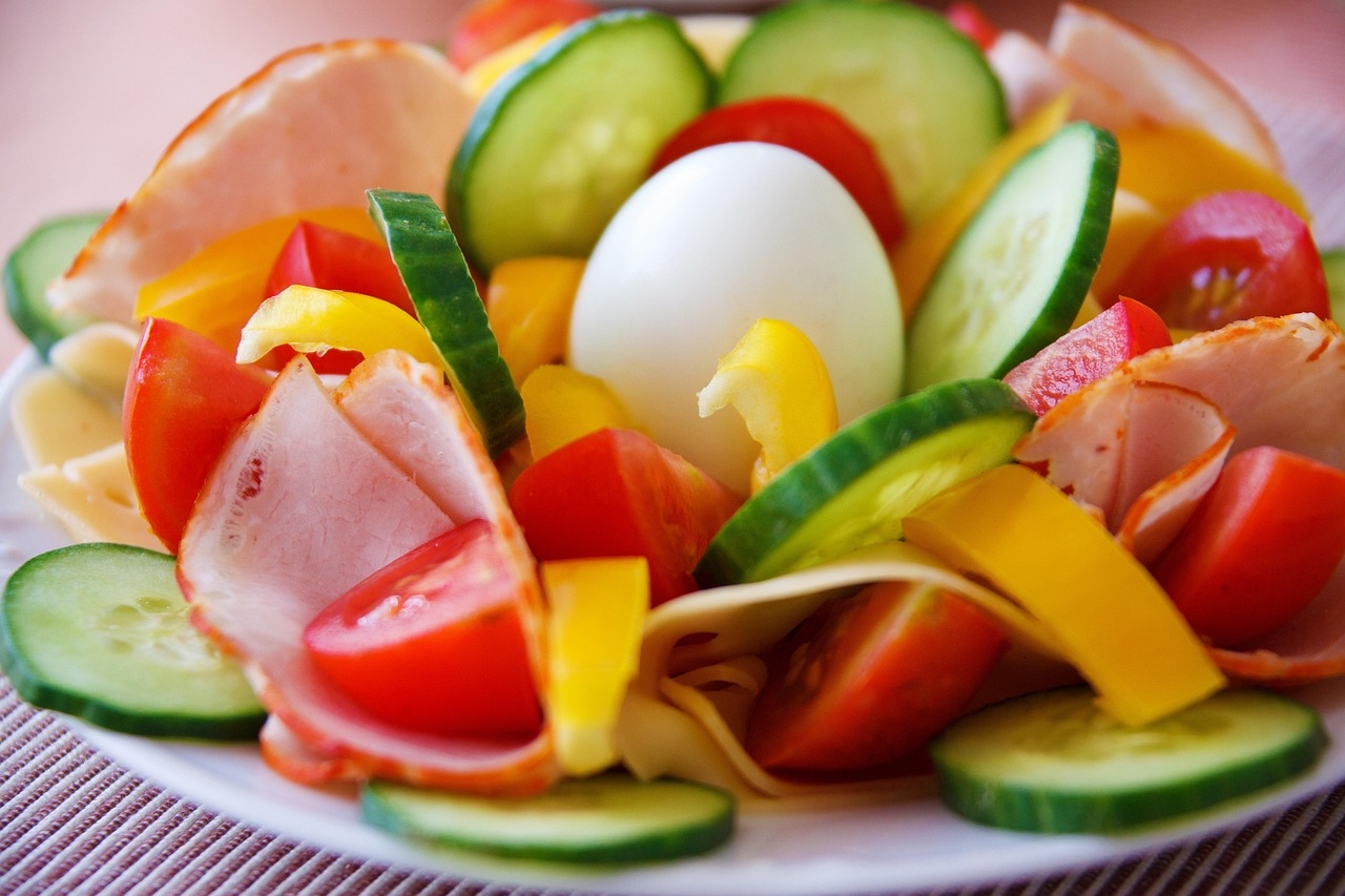 O pepino é um ingrediente versátil que pode ser utilizado de diversas formas na culinária. Em saladas, pode ser cortado em rodelas ou cubos, combinando bem com folhas verdes, tomate e queijo. Reprodução: Flipar