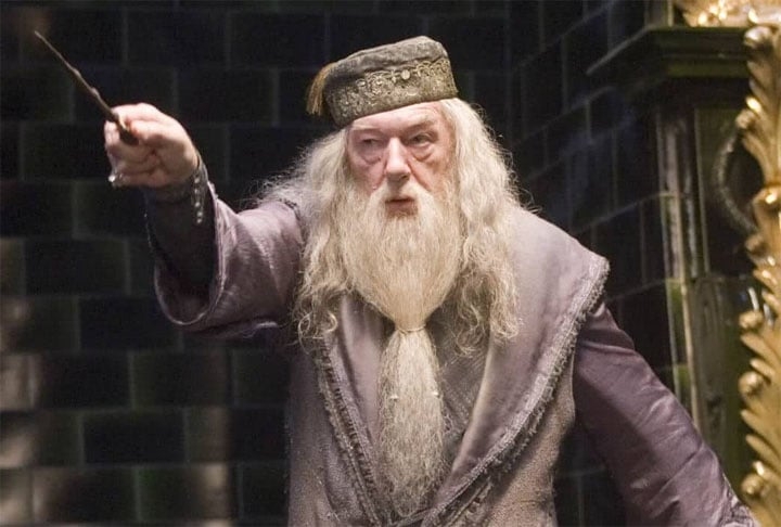 Michael Gambon (Dumbledore) - Libra (19 de outubro/1940)