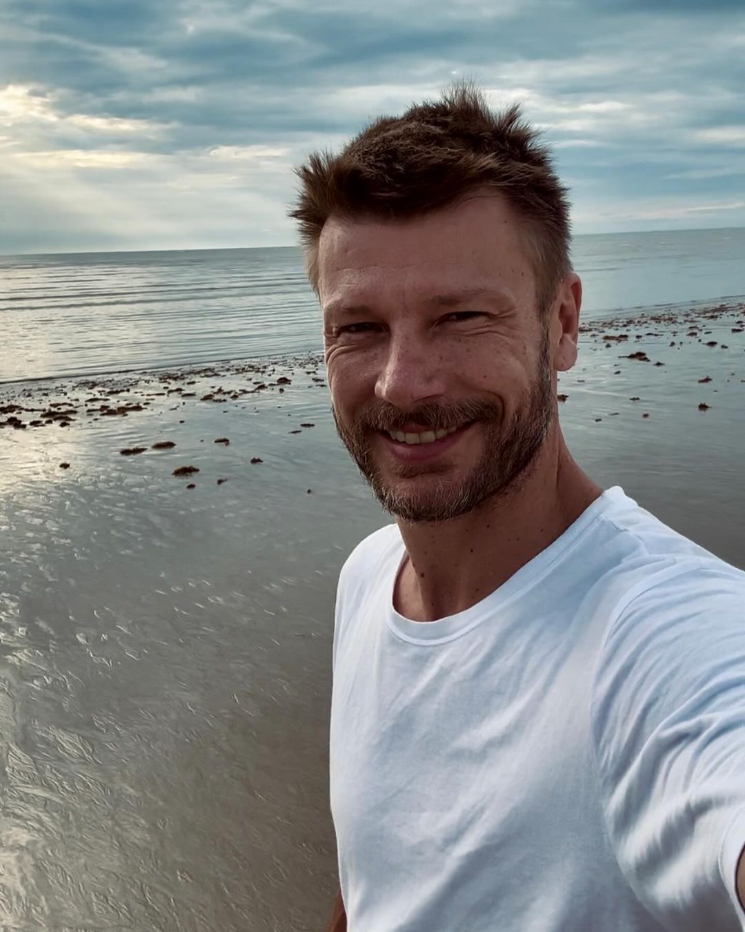 Pai de três, Rodrigo Hilbert é apontado como 'o homem perfeito' nas redes sociais. Com 44 anos, o apresentador chama a atenção pela habilidades na construção, além da cozinha, atuação, etc... Reprodução/Instagram