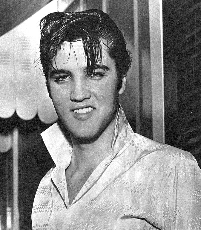 Elvis Presley (1935 - 1977) - O Rei do Rock não poupava calorias e era adepto das comidas tradicionais americanas como ovos com bacon, hambúrgueres, frango frito e purê de batatas. O astro também gostava de bolos de milho e geleia de uva. Reprodução: Flipar