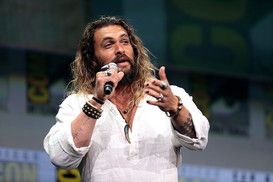 Entre outros filmes que Jason Momoa já interpretou na carreira estão a comédia “Sugar Mountain” (2014), o suspense “Lobos” (2014) e o terror “Debug (2014). 
 Reprodução: Flipar