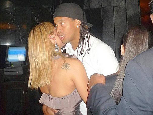 Ainda no Milan, em 2009, Ronaldinho foi flagrado em balada com uma loira em Dubai. Foto: Reprodução