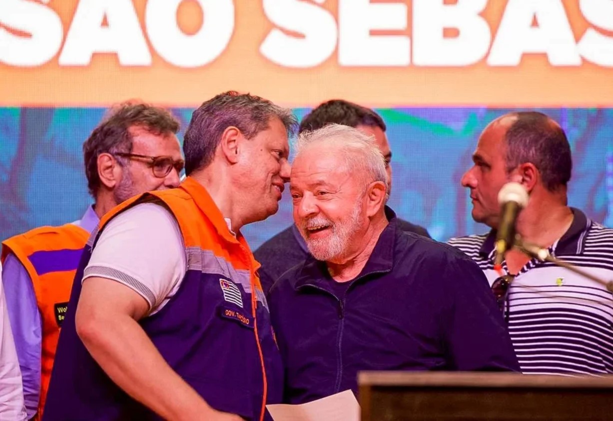 Tarcísio de Freitas e Lula conversando durante visita em São Sebastião. Foto: Cristiane Batista/Governo de São Paulo