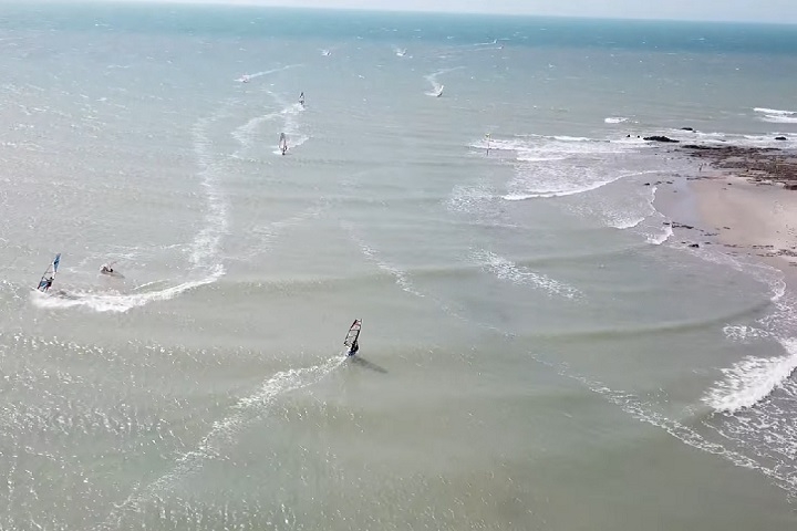 Além das belezas naturais, Jericoacoara é conhecida pela prática de esportes ao ar livre, como kitesurf e windsurf, aproveitando os ventos constantes da região. Reprodução: Flipar